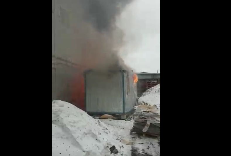 Пожар на улице Ольги Берггольц, 36В. Фото скриншот видео https://vk.com/spb_today
