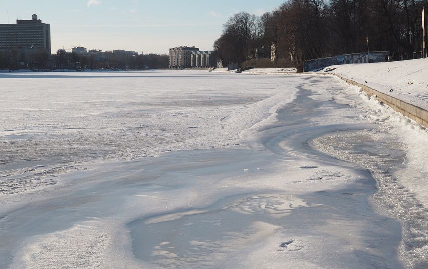 Под Петербургом двое мужчин и девочка провалились под лед. Фото Pixabay.com