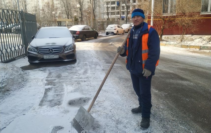 Ширали усердно чистит двор на улице Дмитрия Ульянова. Фото Ольга Кабанова