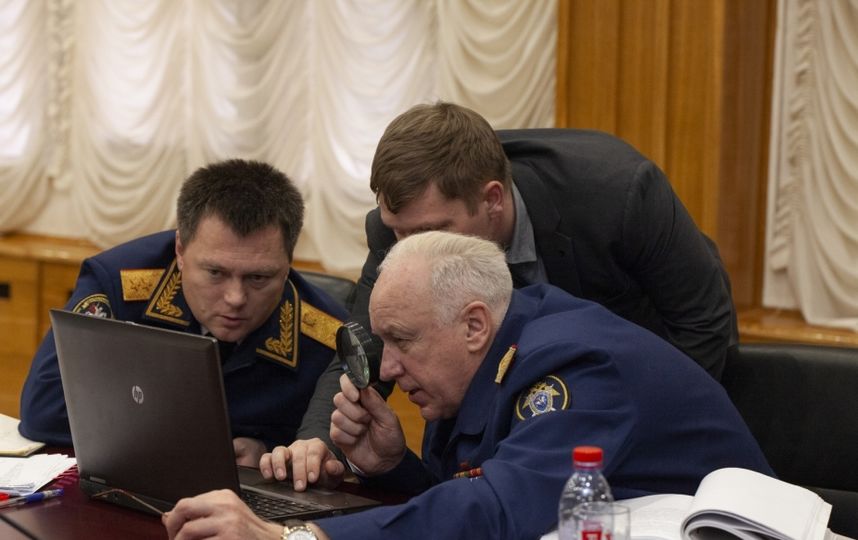 Бастрыкин с лупой смотрит в ноутбук. Фото официальный сайт СК РФ
