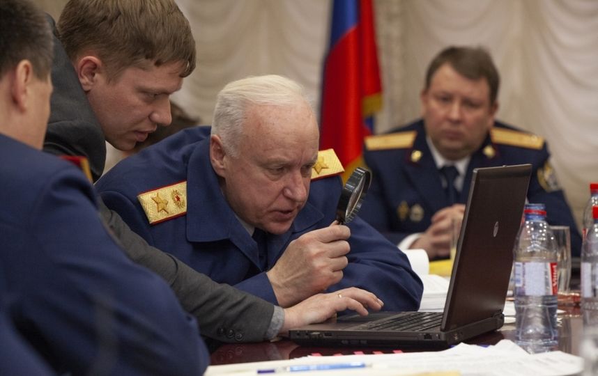 Бастрыкин с лупой смотрит в ноутбук. Фото официальный сайт СК РФ