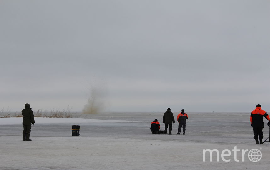 Так взрывали лед на реке Сясь. Фото ГУ МЧС Ленобласти, "Metro"