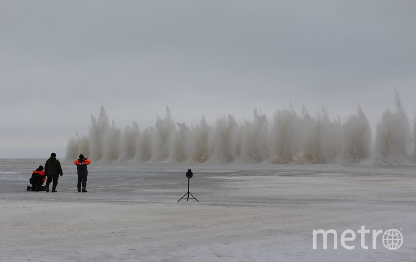 Так взрывали лед на реке Сясь. Фото ГУ МЧС Ленобласти, "Metro"