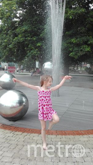 на фото моя прекрасная дочь Кукушкина Виктория в Анапе на центральной набережной, танцует всегда и везде! Мама Сибирцева Вера. Фото "Metro"