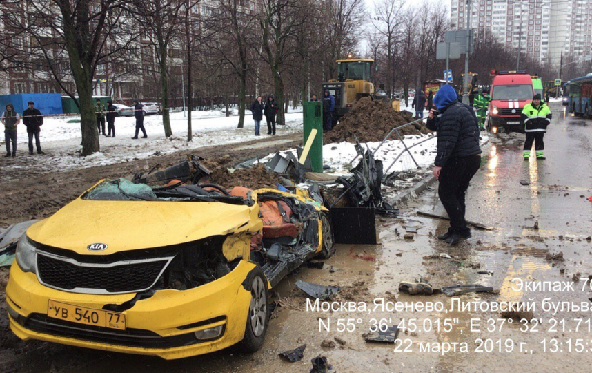 Авария в Москве такси и грузовик. Самосвал раздавил такси. Такси ясенево
