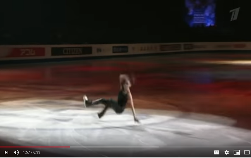 Алина не удержалась на льду во время первого прыжка, но тут же встала на ноги. Фото скриншоты youtube, "Metro"