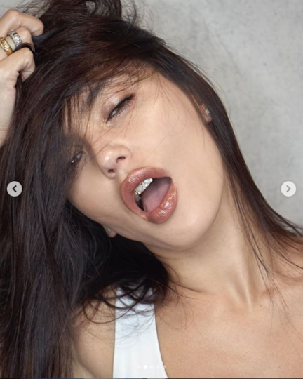 Үй иесі қызметші қызды жалаңаш түбіне белбеумен ұрды.