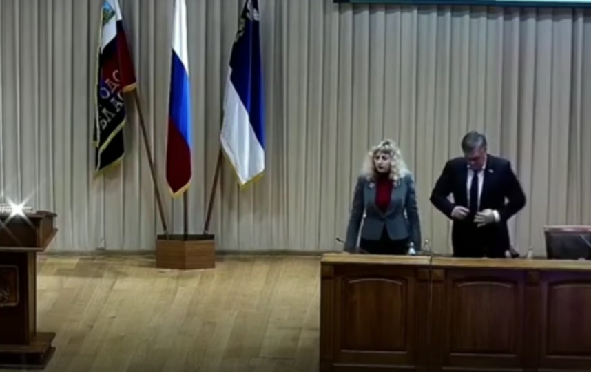 Новый мэр Белгорода принимает присягу. Фото Скриншот/Meduza, Скриншот Youtube