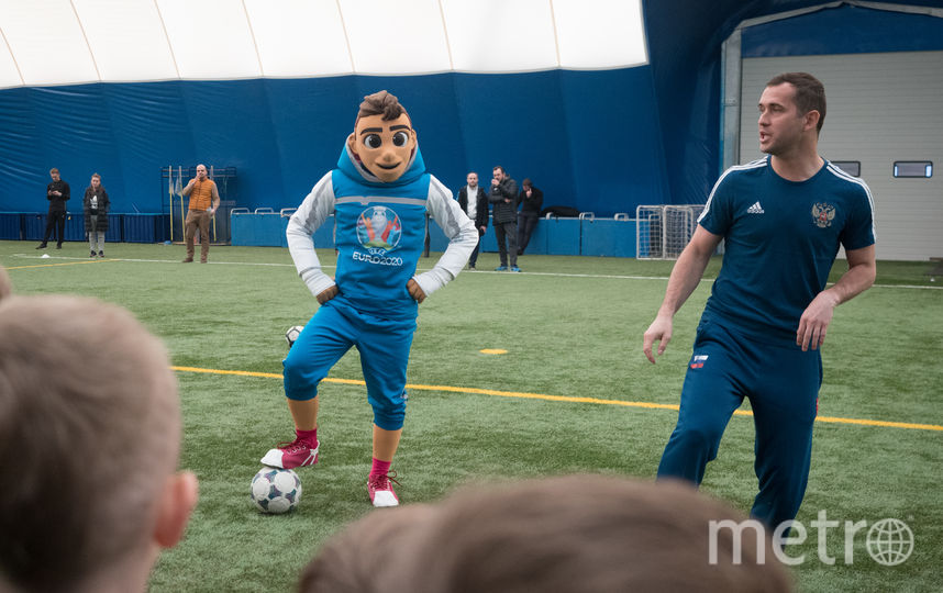 Молодые футболисты были в восторге от Скиллзи и Александр Кержакова. Фото "Metro"