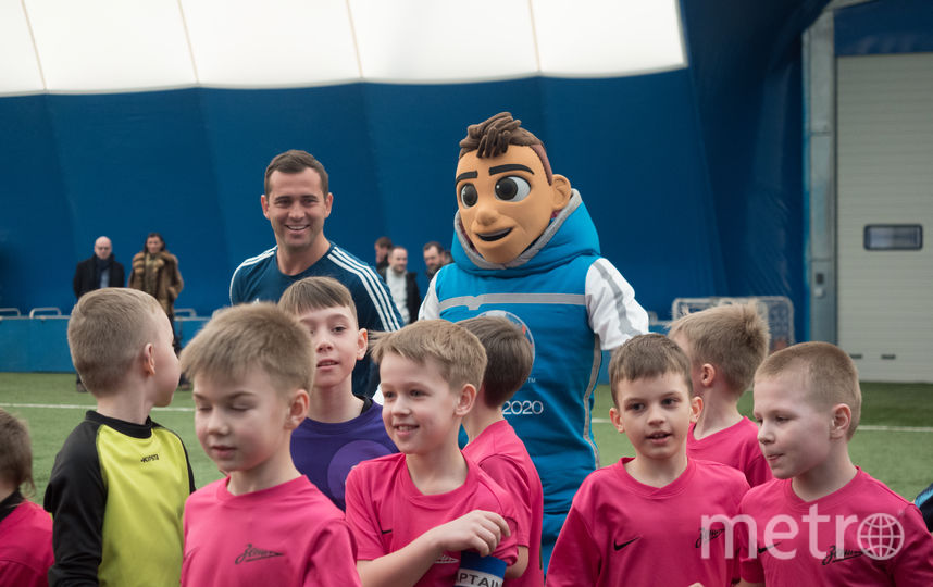 Молодые футболисты были в восторге от Скиллзи и Александр Кержакова. Фото "Metro"
