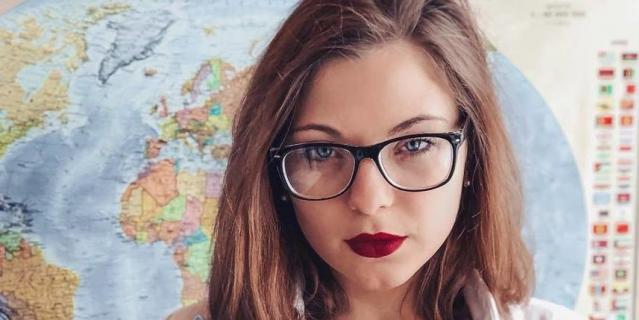 Учительница истории Дарья Снигирёва сфоткалась в день увольнения из школы. Учительница истории Дарья Снигирёва сфоткалась в день увольнения из школы.
