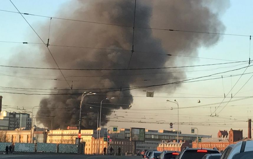 В Петербурге горит здание комбината 