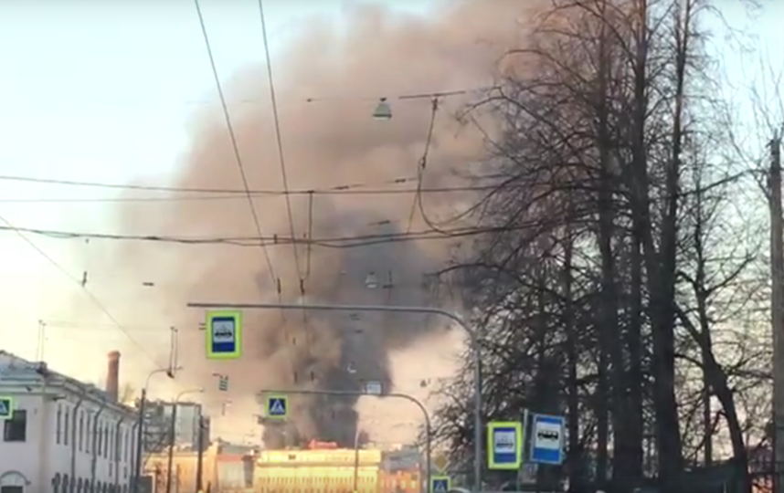 В Петербурге горит здание комбината 