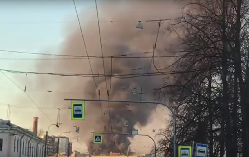 В Петербурге горит здание комбината 