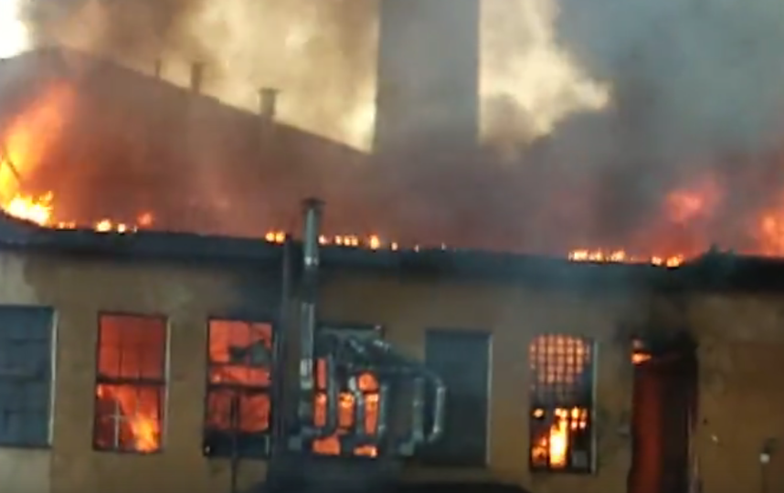 В Петербурге горит здание комбината 