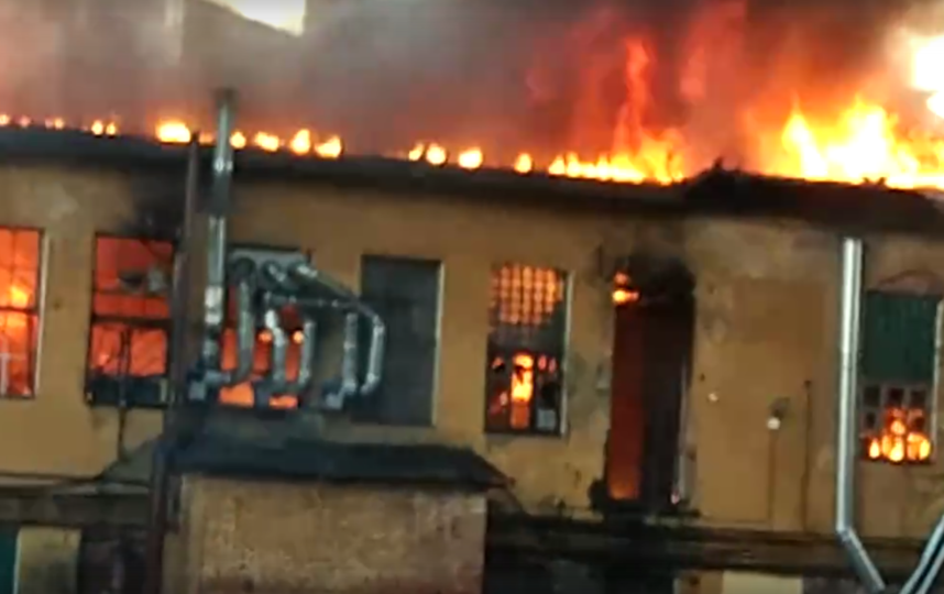 В Петербурге горит здание комбината 