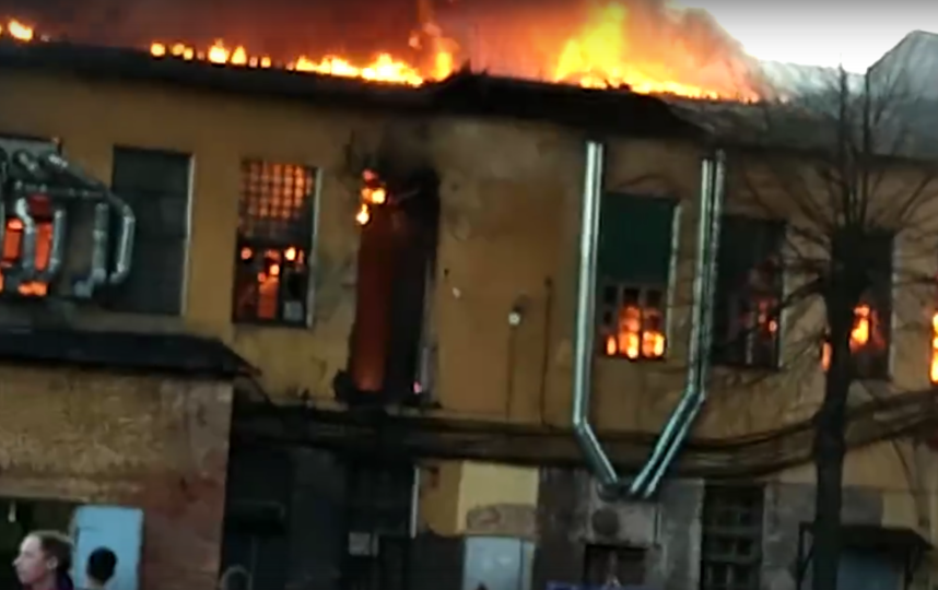 В Петербурге горит здание комбината 