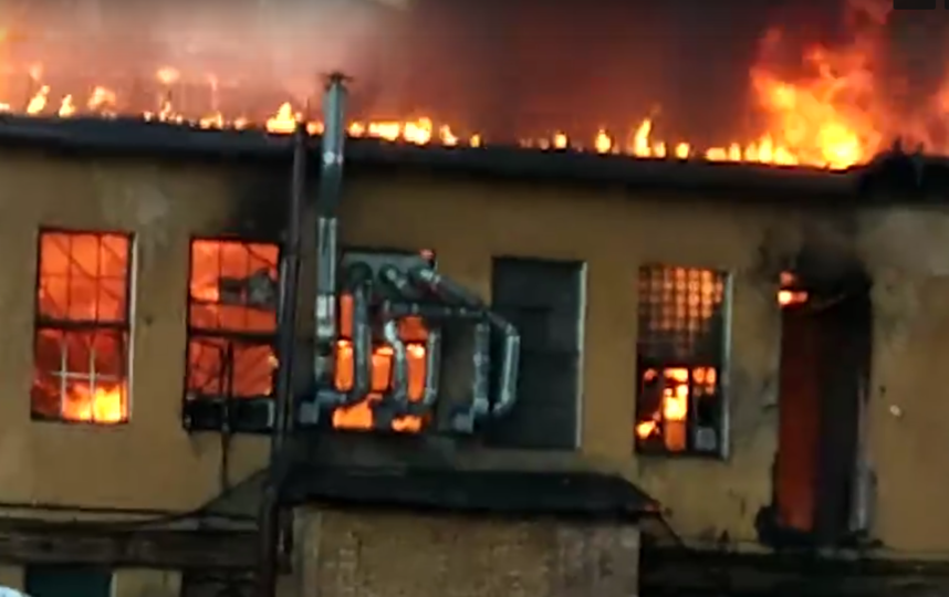 В Петербурге горит здание комбината 