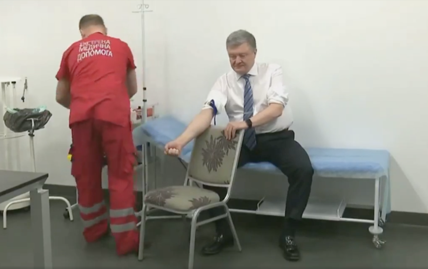 Пётр Порошенко сдаёт кровь на наркотики и алкоголь. Фото Скриншот www.facebook.com/petroporoshenko
