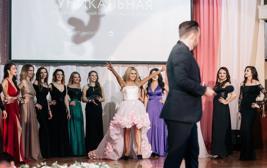 Оксана Зотова триумфально поднимает руки. Фото Яна Терехова/Instagram/yanaterekhova