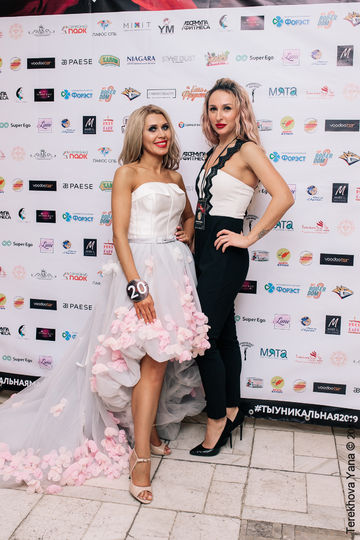 Оксана Зотова (слева). Фото Яна Терехова/Instagram/yanaterekhova