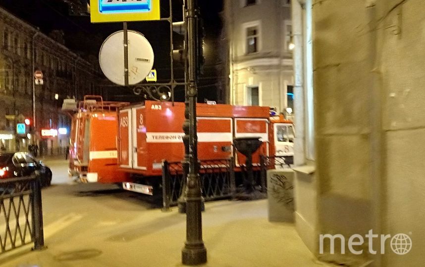 Фото с Рубинштейна во время пожара. Фото https://vk.com/spb_today, "Metro"