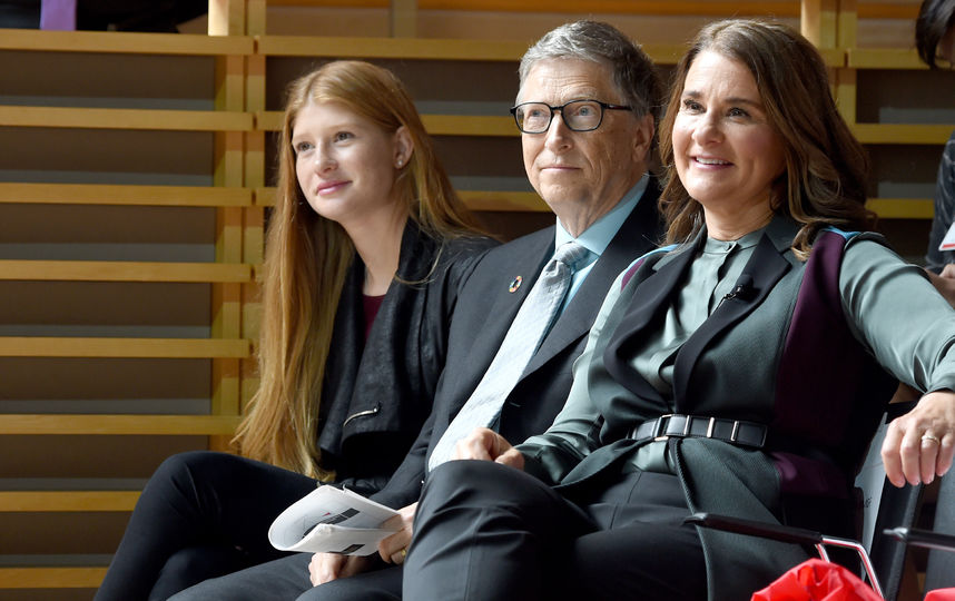 Билл Гейтс с дочерью Фиби Адель и женой Мелиндой. Фото Getty
