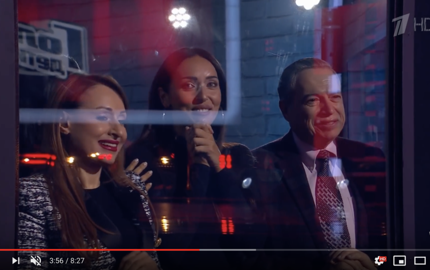 Алсу болеет за дочку на слепых прослушиваниях. Фото скриншот с официальной странички 