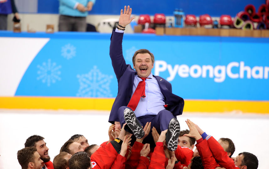 Российский тренер Олег Знарок празднует победу на Олимпиаде 2018-го года. Фото Getty