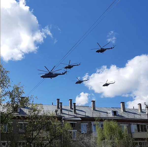 Почему летают вертолеты над москвой сегодня. Вертолет над Москвой. Военные вертолеты над Москвой. Вертолет над домом. Вертолеты над Заозерской.