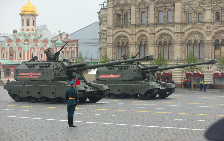 Машины на параде победы