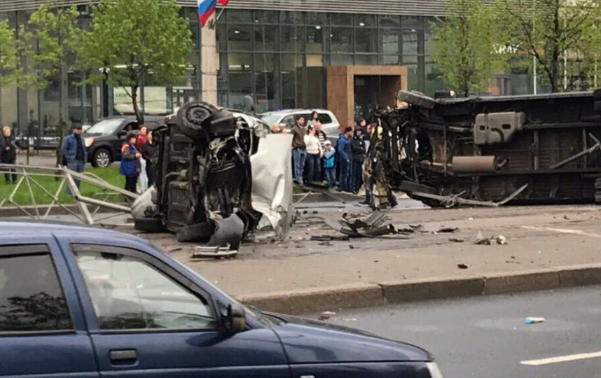 Кадры с места аварии на Бухарестской. Фото https://vk.com/spb_today