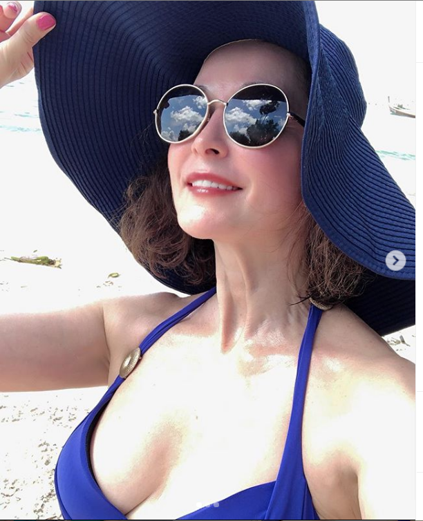 «Красавица без самолюбования!»: Ольга Кабо в купальнике на пляже удивила фанатов