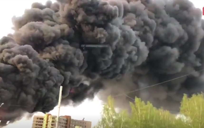 В Кемерово горит автосалон Hyundai: есть угроза взрыва, сообщают очевидцы. Фото скриншот https://www.5-tv.ru/