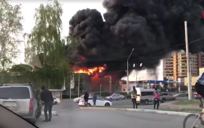 Сгорел автосалон в Кемерово. Автосалон Хендай пожар в Кемерово. Поляна Кемерово пожар. Питер Хендай горит. Сгорел хендай
