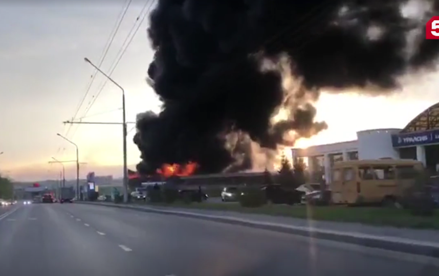 В Кемерово горит автосалон Hyundai: есть угроза взрыва, сообщают очевидцы. Фото скриншот https://www.5-tv.ru/