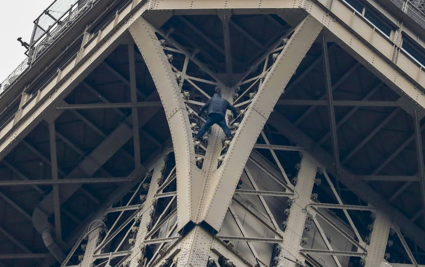 Эйфелеву башню закрыли для посещения из-за забравшегося на неё мужчины. Фото AFP