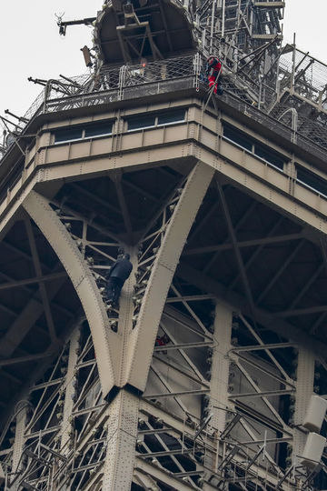 Эйфелеву башню закрыли для посещения из-за забравшегося на неё мужчины. Фото AFP