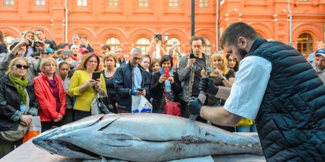 Для посетителей фестиваля подготовили рыбку большую и маленькую. Для посетителей фестиваля подготовили рыбку большую и маленькую.