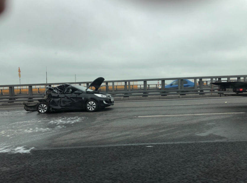 На внутреннем кольце КАД столкнулись фура и легковой автомобиль, в результате погиб человек. Фото https://vk.com/spb_today