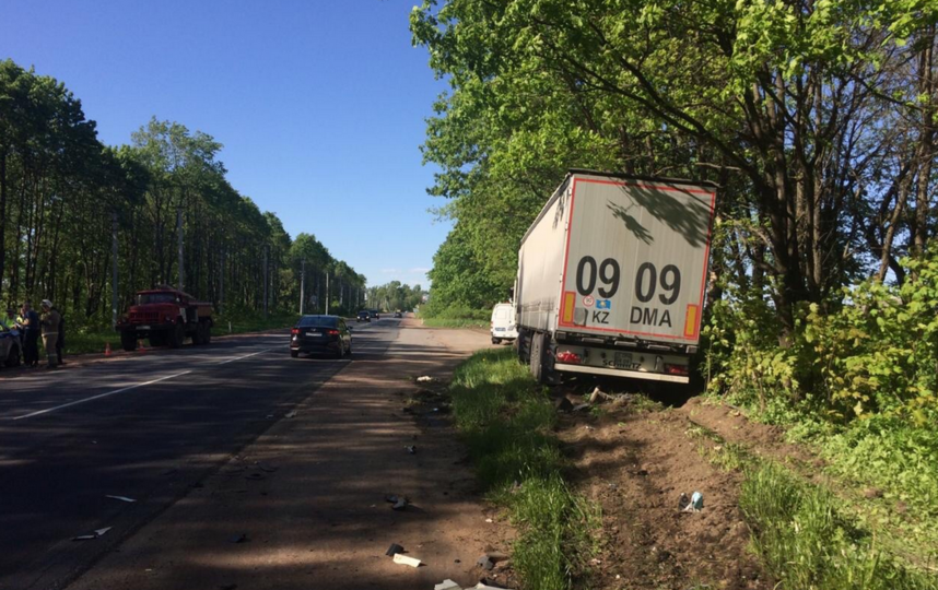 На террасе обращенной к саду сидели в креслах