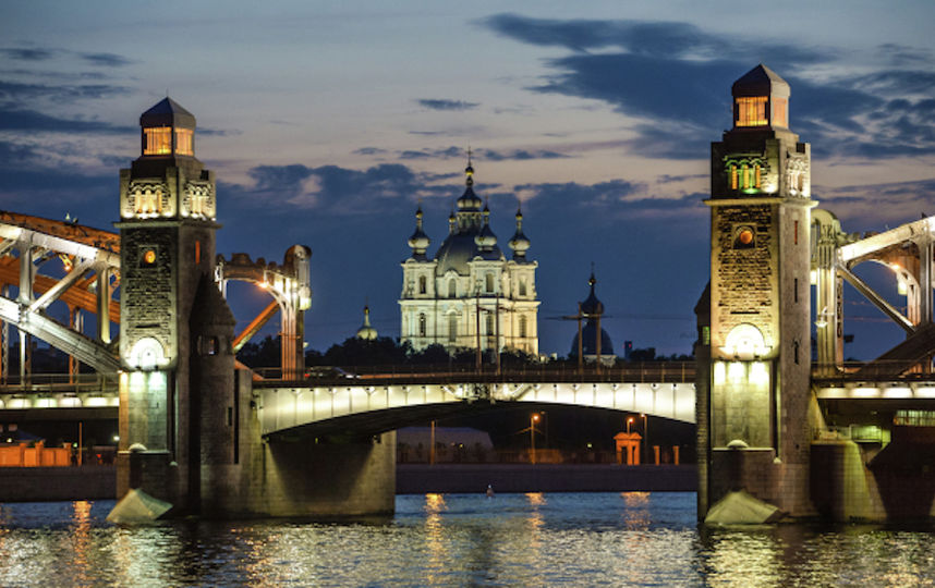 Вид на мост Петра Великого и Смольный собор во время белых ночей в Санкт-Петербурге. Фото РИА Новости