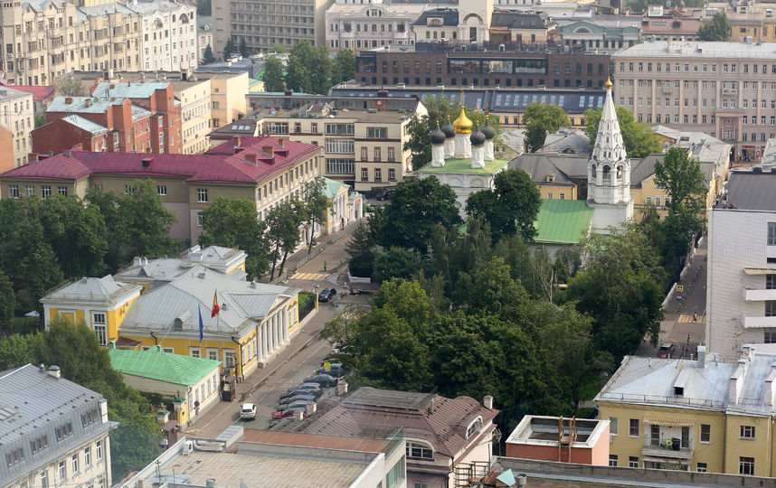 Так выглядит Спасопесковская площадь сегодня. Вид из «дома-книжки» на Новом Арбате. Фото Василий Кузьмичёнок