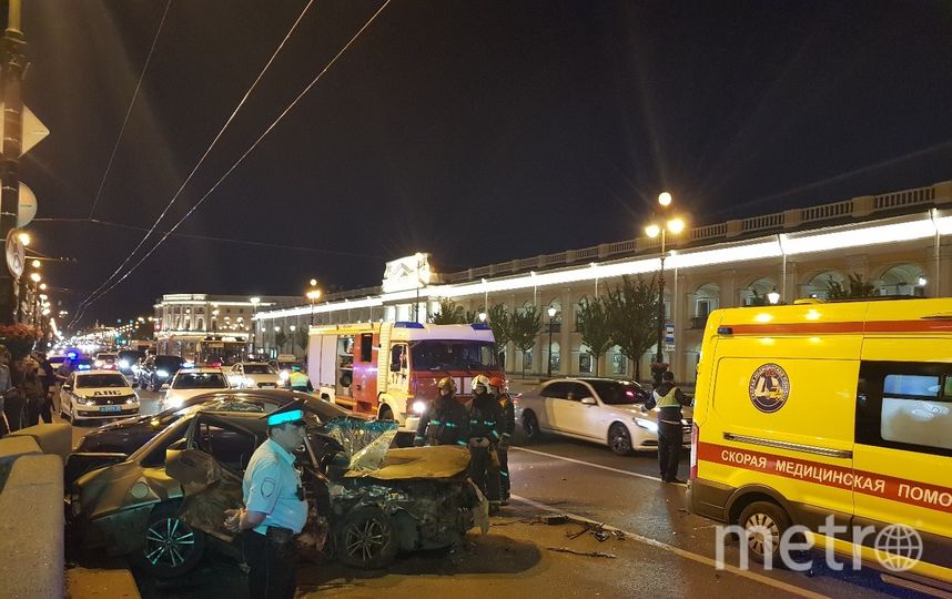 Фото с места ДТП на Невском. Фото https://vk.com/spb_today, "Metro"