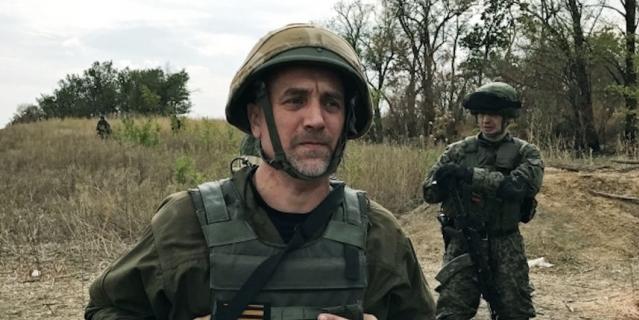 Заместитель командира разведывательно-штурмового батальона полка спецназначения армии Донецкой народной республики, майор армии ДНР Захар Прилепин (слева) на позициях разведывательно-штурмового батальона в Донецкой области. Заместитель командира разведывательно-штурмового батальона полка спецназначения армии Донецкой народной республики, майор армии ДНР Захар Прилепин (слева) на позициях разведывательно-штурмового батальона в Донецкой области.