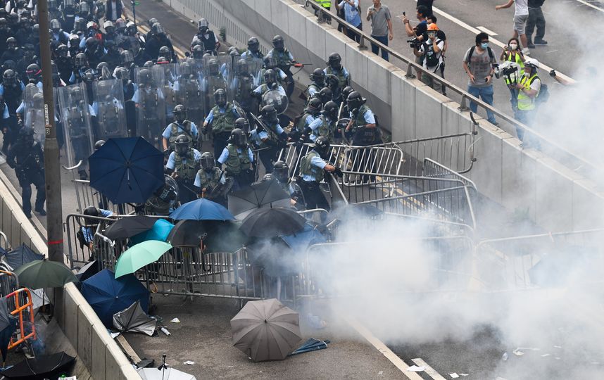 В акциях использовали зонтики – они стали уже традиционным символом протеста в Гонконге. Фото AFP
