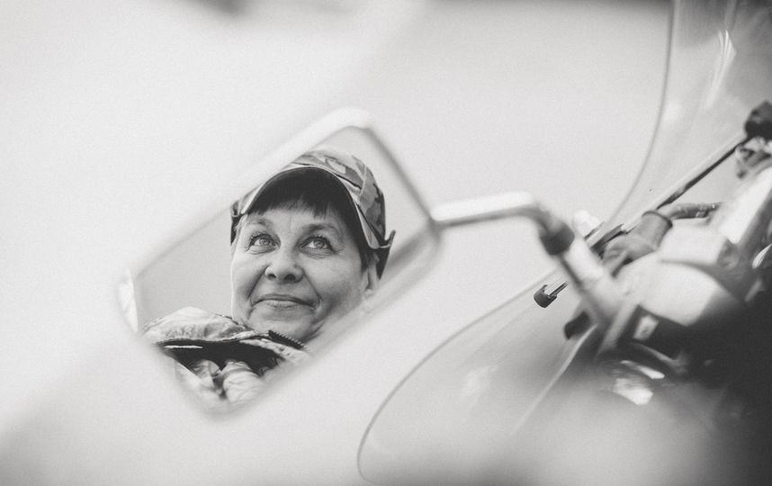 В отражении – счастливая Севастьяна, ведь она – на любимом байке. Фото Ольга Русинова