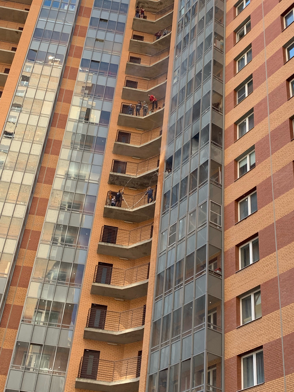 В Кудрово школьник на балконе проводил эксперименты и устроил взрыв. Фото https://vk.com/spb_today