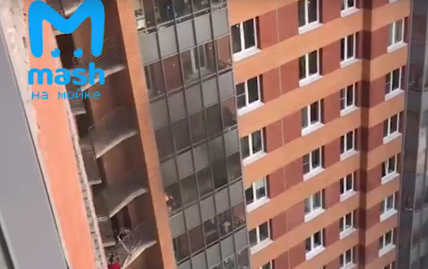 В Кудрово школьник на балконе проводил эксперименты и устроил взрыв. Фото https://vk.com/mash.moyka