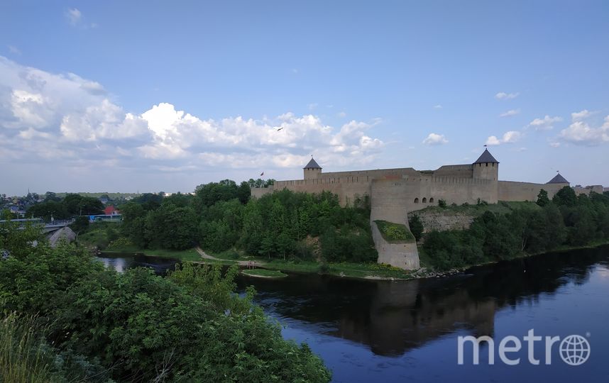 Река Нарва, вид с Нарвского замка на Ивангородскую крепость. Фото Наталья Сидоровская, "Metro"